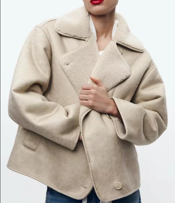 Women’s Oversized Shearling Aviator Jacket - Wide Collar Cuffed Sleeves