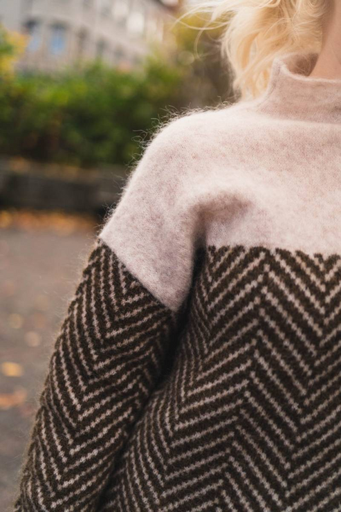 Women’s Oversized Knit Sweater - Geometric Pattern Pullover