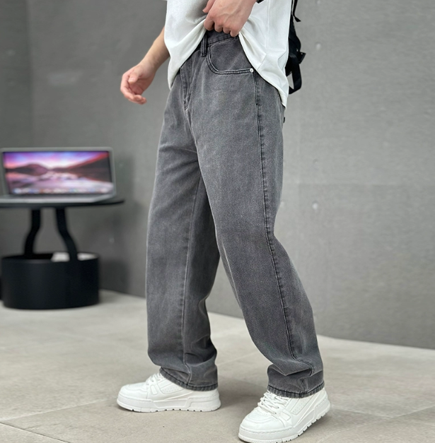 Men’s Straight-Leg Jeans